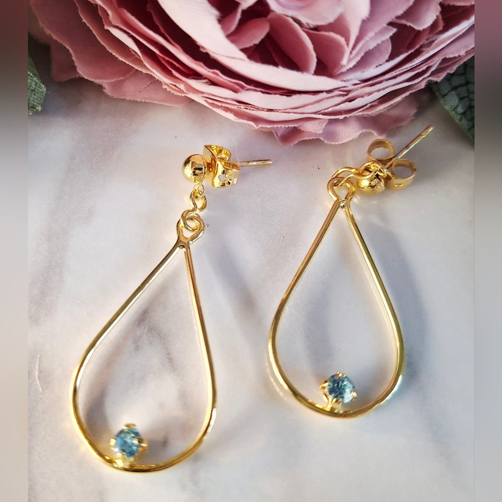 Vintage 80s 🩵✨️Blue Gem Teardrop Earrings